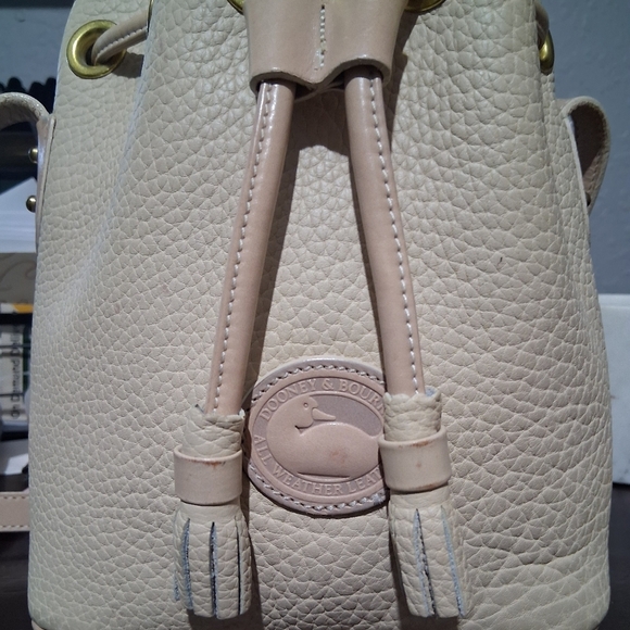 Dooney & Bourke Cream Pebbled Leather Bucket Bag - Picture 9 of 10